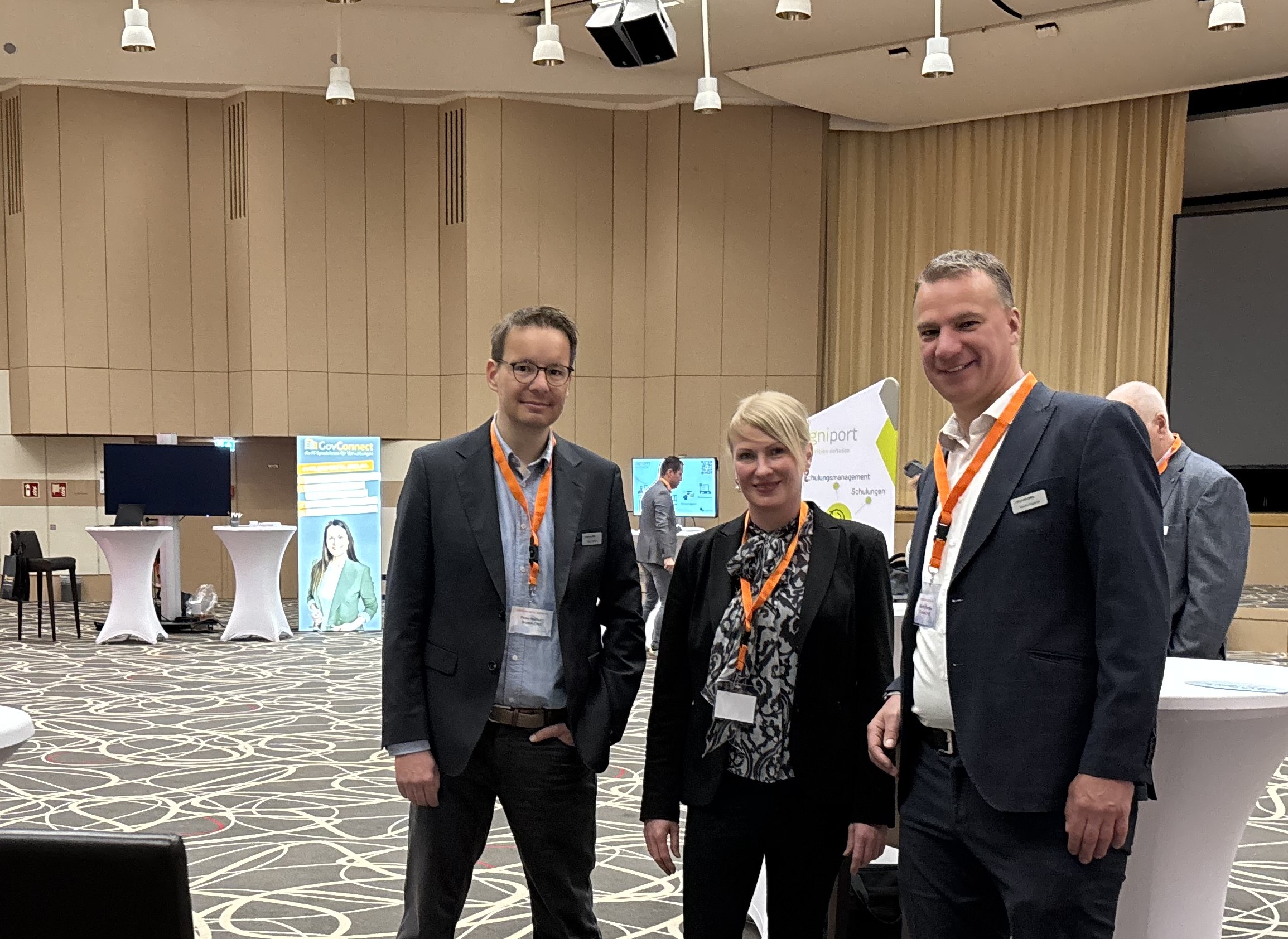 Auf dem Bild von links nach rechts: Peter Müller, Produktmanager KM-Finanzen, Susanne Herbig, Bereichsleiterin Mitglieder- und Kundenbetreuung und Martin Kappler, Produktmanager KM-Rechnungseingangsworkflow