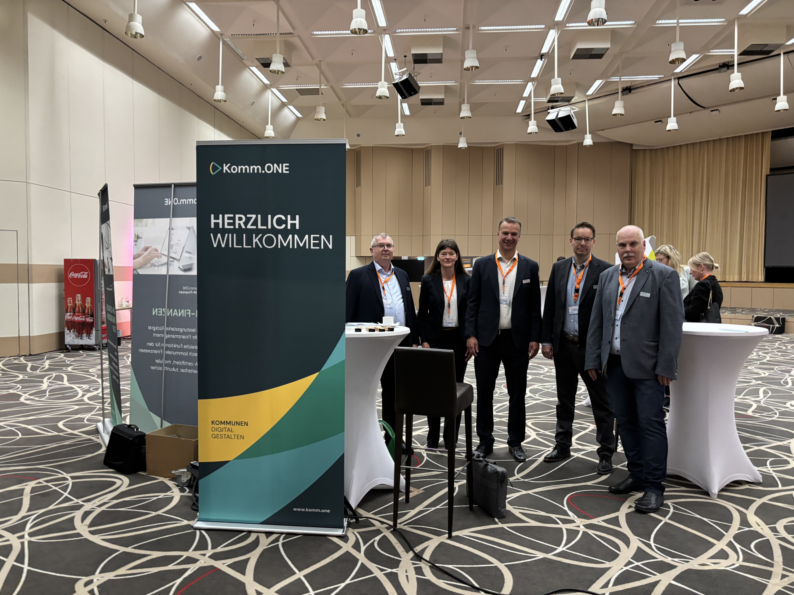 Herzlich begrüßt wurden die Messebesucherinnen und -besucher vom Komm.ONE-Team Joachim Schulze, Astrid Fennen-Weigel, Martin Kappler, Peter Müller und Hans-Peter Frank