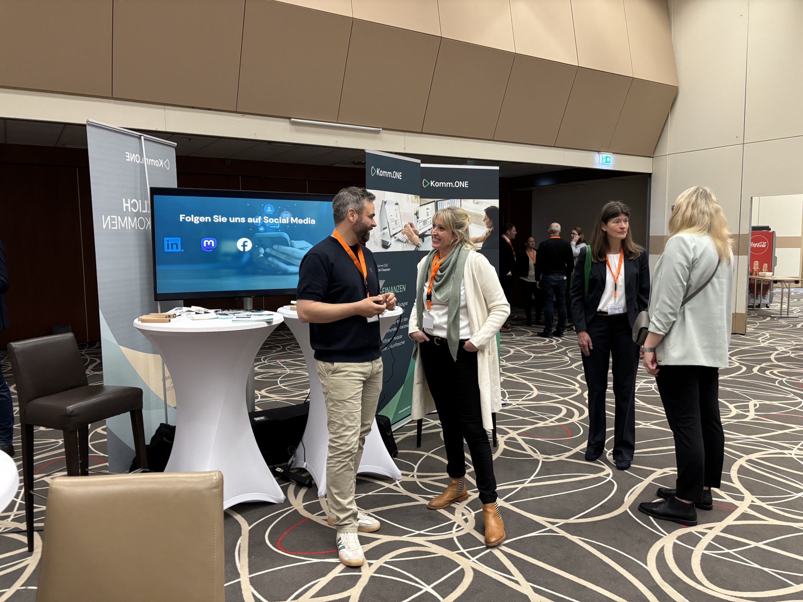 Das Komm.ONE-Team war immer im Gespräch mit Kunden und IT-Dienstleistern – In der Bildmitte: Katja Lauter, Komm.ONE-Kundenmanagerin, im Dialog mit Jakob Dalin von public experts